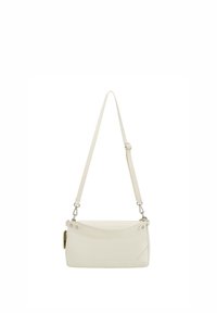 Sac à main en cuir blanc avec une finition texturée, une forme rectangulaire structurée, une bandoulière réglable et des accents à boutons-pression.