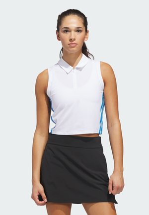 Biała bezrękawnikowa koszulka polo z zamkiem z przodu, z niebieskimi akcentami po bokach. W połączeniu z czarną sportową spódnicą o gładkiej fakturze i dopasowanym kroju.