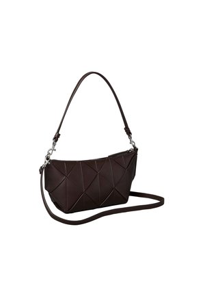 Sac à main en cuir marron foncé avec motif matelassé en losanges, bandoulière fine détachable et fermeture éclair sur fond blanc.
