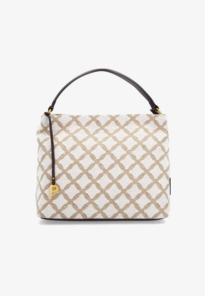 Sac à main beige et blanc avec un motif géométrique, anse marron foncé et une bandoulière en cuir suspendue avec un charme en or en forme de "P".