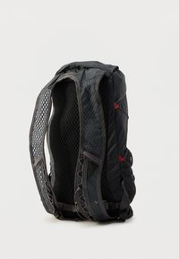 Μαύρο σακίδιο με επενδεδυμένους ιμάντες από δίχτυ, υφή με ανάγλυφη επιφάνεια και κόκκινες λεπτομέρειες. Διαθέτει κομψό σχήμα για εργονομική μεταφορά.