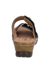 Sort lædersandal med en tan indersål, åben bag og to justerbare remme med guldfarvet hardware. Wedge sål i korkstil med en struktureret overflade.