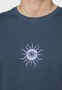 Kaotiko PLANET Z UNISEX - Triko s potiskem - navy blue