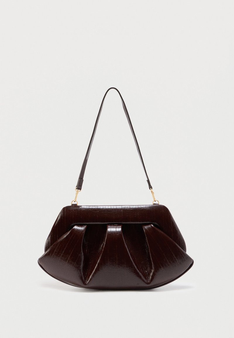 Bolso de cuero marrón oscuro con pliegues fruncidos, herrajes dorados y una correa de hombro única sobre un fondo claro y liso.