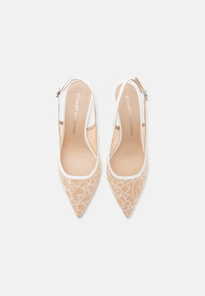 Escarpins slingback beiges en dentelle à bout pointu avec bordure blanche et boucles à la bride de cheville, signés Stuart Weitzman.