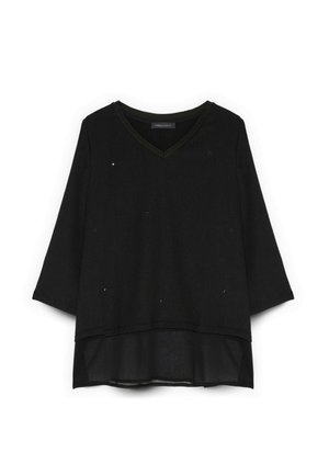 Blusa negra de manga larga con escote en V, pequeños tachones decorativos y detalle de dobladillo transparente en capas.