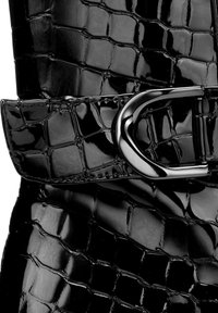 Cinturón de imitación de cuero negro con acabado de charol y textura de crocodrilo, con una hebilla metálica de acabado pulido que resalta su apariencia brillante.