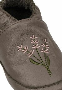 Pantofole in pelle marrone con punta arrotondata, caratterizzate da ricami floreali rosa e foglie verdi. Fodera interna morbida per garantire comfort.
