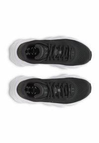 Een paar zwarte sportschoenen met witte zolen, een bovenwerk van mesh, veter- en merkinlegzolen, weergegeven vanuit bovenaanzicht op een witte achtergrond.