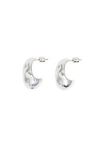 Orecchini a cerchio in argento con una forma a mezzaluna, caratterizzati da una superficie liscia e riflettente e chiusura a perno.