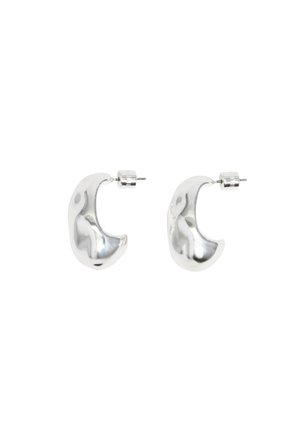 Orecchini a cerchio in argento con una forma a mezzaluna, caratterizzati da una superficie liscia e riflettente e chiusura a perno.