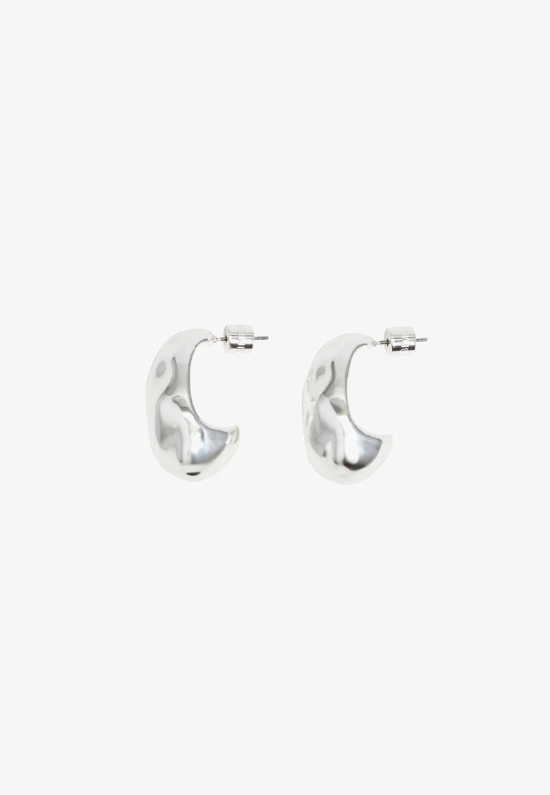 Orecchini a cerchio in argento con una forma a mezzaluna, caratterizzati da una superficie liscia e riflettente e chiusura a perno.