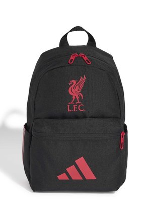 Czarny plecak z czerwonymi zamkami błyskawicznymi, czerwonym logo ptaka Liverpool FC oraz czerwonym logo Adidas na przedniej kieszeni.