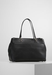 Svart läderhandväska med en strukturerad form, dubbla handtag ovanpå, framficka och detaljer i silverfärg. Texturerad yta med synlig korn.