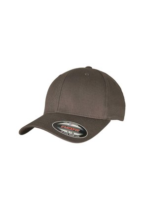 Brun baseball cap lavet af bomuldsblandingsstof, med en buet skygge, seks-panelet design, og et Flexfit størrelsesmærke på forsiden.
