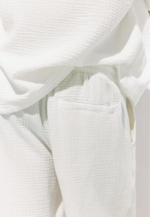 PULL&BEAR, BERMUDA SHORT - Verryttelyhousut - white