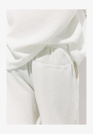 PULL&BEAR, BERMUDA SHORT - Verryttelyhousut - white