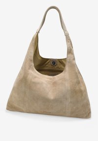 Bolso hobo de ante beige con una amplia correa para el hombro en curva, gran abertura superior y forro interior suave. Presenta un cierre de botón a presión y un logotipo grabado.