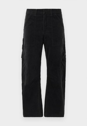 Schwarze Kordhose mit Cargo-Taschen, Front- und Seitentaschen, geraden Beinen und Gürtelschlaufen am Bund.