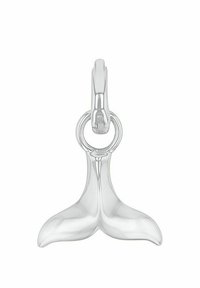 Ciondolo a forma di coda di balena in argento con finitura lucida, dotato di un anello circolare per il fissaggio. Il design è tridimensionale e liscio.