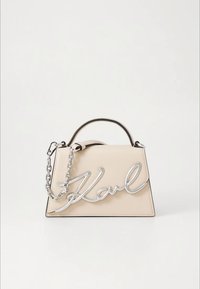 Bézs színű, strukturált kézitáska felső fogantyúval és ezüst láncpánttal. Elöl jól látható ezüst "Karl" logóval.