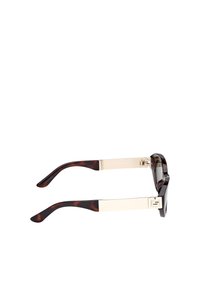 Srnčí sluneční brýle s čtvercovým rámečkem, zdobené zlatými kovovými akcenty a štíhlými stranami, které mají lesklý povrch.