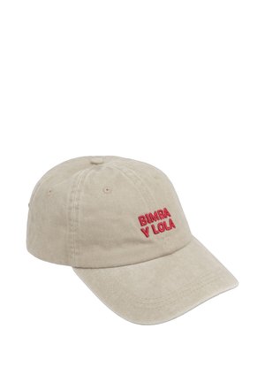 Gorra de béisbol beige con texto bordado en rojo "BIMBA Y LOLA" en el panel frontal, diseño de seis paneles y visera curva.