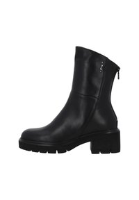 Bottine noire en cuir lisse, avec une semelle épaisse et une fermeture éclair sur le côté. Le design comprend un embout légèrement arrondi et un petit talon.