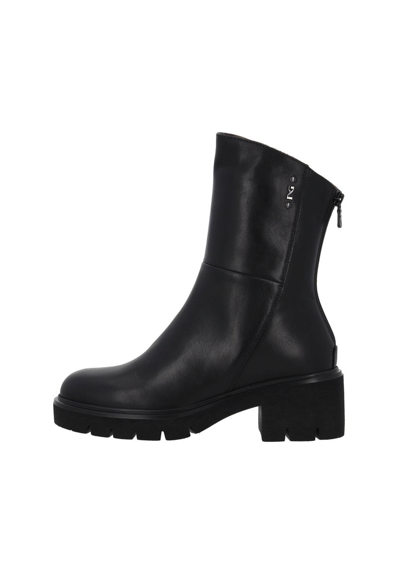 Bottine noire en cuir lisse, avec une semelle épaisse et une fermeture éclair sur le côté. Le design comprend un embout légèrement arrondi et un petit talon.