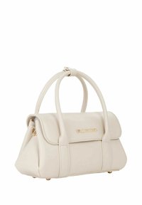 Handtasche aus cremefarbenem Leder mit strukturierter Form, zwei oberen Griffen, einer vorderen Klappe, goldfarbenen Beschlägen und einem geprägten Markenlogo.