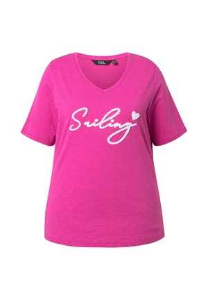 Knall-pinker Kurzarm-V-Ausschnitt mit dem Schriftzug "Smiling" und einem kleinen weißen Herz auf der Brust.