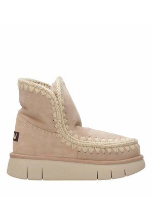 Stivaletto in suede rosa con colletto peloso, dettagli intrecciati e una robusta suola in gomma beige. Presenta il logo sul lato.
