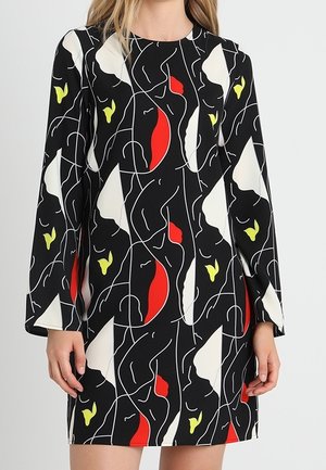 Robe à manches longues en tissu noir avec un motif abstrait blanc, rouge et jaune. Coupe droite avec encolure ronde et coupe décontractée.