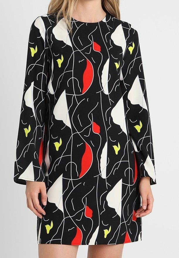 Mekko pitkillä hihoilla mustasta kankaasta, jossa on abstrakti valkoisen, punaisen ja keltaisen kuvio. Suora leikkaus, pyöreä pääntie ja rento istuvuus.