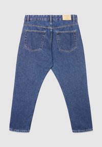 Jeans in denim blu scuro con taglio a gamba dritta, dotati di cinque tasche, cuciture chiare e un'etichetta con marchio sulla fascia posteriore della vita.