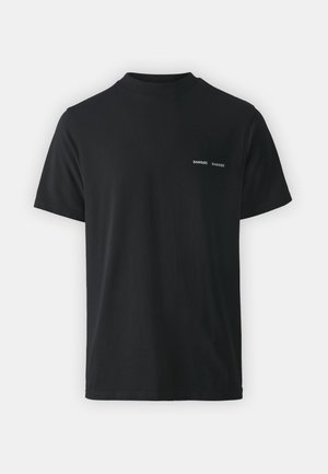 T-shirt en coton noir avec un col rond classique, des manches courtes et deux petits logos blancs "SAMSØE" sur la poitrine gauche.