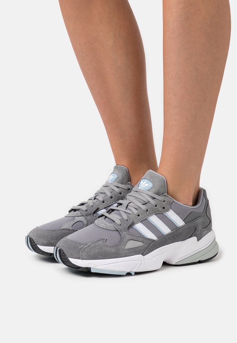 adidas Originals FALCON W - Sneaker low - grey three/footwear white/grey four/grau - Zalando.ch