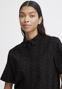 b.young BYFENNI CROPPED BLOUSE - Skjortebluser - black