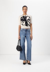 DKNY GRAFFITI FLORAL  - Neule - light city khaki/black