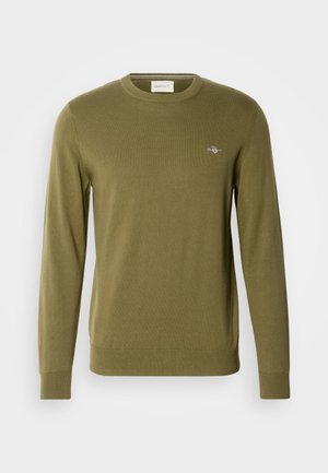 Olivgrüner Strickpullover mit Rundhalsausschnitt, langen Ärmeln und gerippten Bündchen und Saum. Mit einem kleinen gestickten Logo auf der Brust.