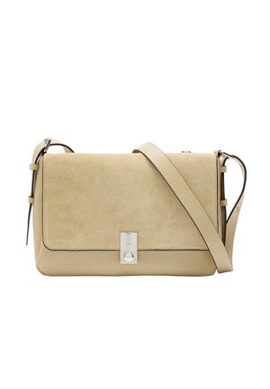 Beżowa prostokątna torebka na ramię z skóry, zamszową klapką, srebrnym prostokątnym zapięciem i regulowanym paskiem na ramię.