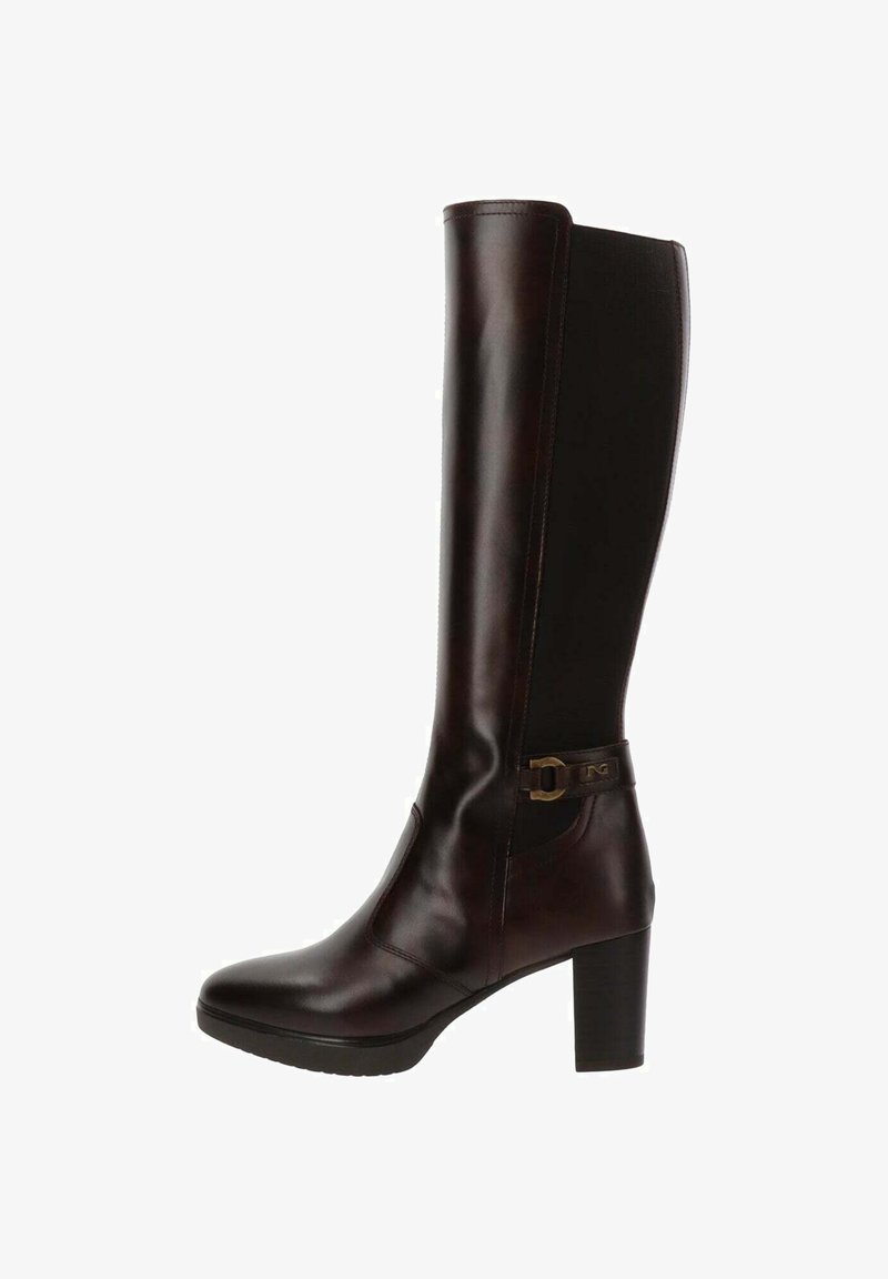 Botte en cuir marron foncé, montant jusqu'au genou, avec une pointe arrondie, un talon bloc, des côtés élastiques et une sangle décorative avec un accent métallique.