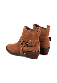 Botas de tobillo de ante marrón con punta redonda, correa con hebilla lateral y pliegues decorativos en el tobillo. Tacón apilado con acabado en madera oscura.
