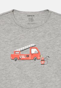 Crveni vatrogasni automobil s ljestvama i crijevom uz crveni vatrogasni hidrant isprintan na sivoj majici za male.