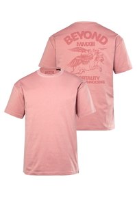 Růžové bavlněné tričko s krátkými rukávy. Přední strana je hladká, zadní strana obsahuje text "BEYOND MMXXIII" a grafiku okřídleného koně ve shodné barvě.