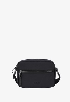 Borsa a tracolla nera in nylon con forma rettangolare piatta, dotata di una tasca frontale con zip e dettagli del logo in rilievo. Include una tracolla regolabile.