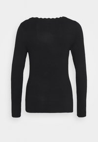 Svart långärmad topp med scallopkrage, gjord av ett slätt, elastic material, figurnära stil, utan synliga mönster eller utsmyckningar.