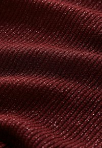 Burgunderfarbenes Rippgewebe mit einem schimmernden Textur, das vertikale Streifen und einen subtilen Glanz aus metallischem Garn aufweist, das durch das gesamte Material eingewebt ist.