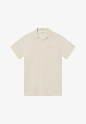 Polo majica s kratkimi rokavi v svetlo bež barvi z teksturirano tkanino, klasičnim ovratnikom in diskretno vezenim logotipom na prsih.