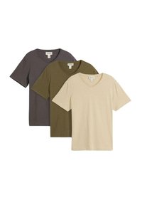 Tre t-shirt a V, in beige, verde oliva e grigio scuro, impilate ordinatamente e sovrapposte su uno sfondo bianco.
